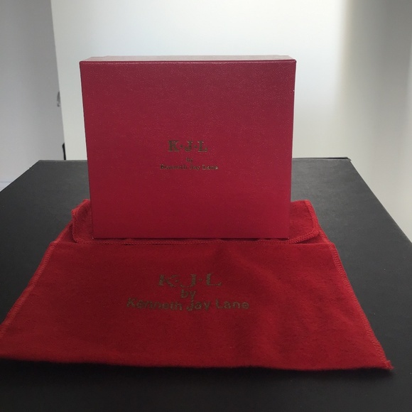 Kenneth Jay Lane Black Enamel cuff bracelet with white camellia flower S/M size - Picture 8 of 10